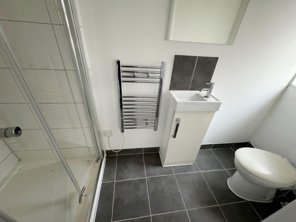 Lot: 72 - ONE-BEDROOM FLAT - Shower room